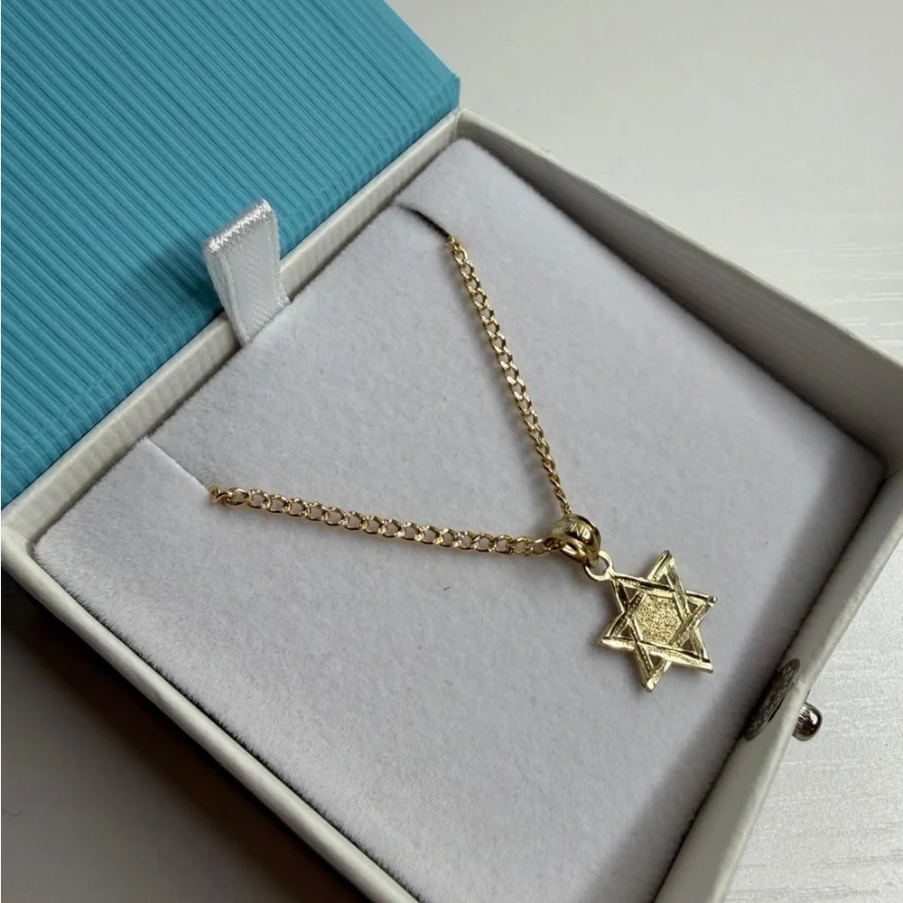 10k Gold Chain & Pendant - Picture 2 of 3